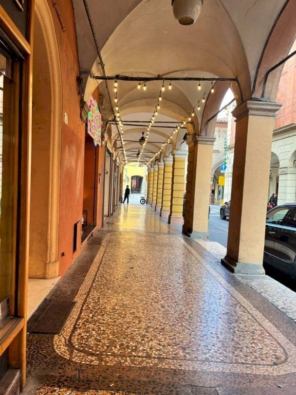 Interno palazzo - Negozio Bologna (zona San Vitale) - foto 2