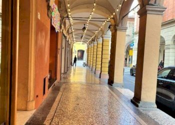 Interno palazzo - Negozio Bologna (zona San Vitale) - foto 2