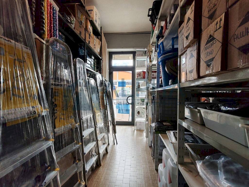 Interno non residenziale - Colorificio - Ferramenta - Elettricità viale della Repubblica, San Mauro Pascoli - foto 3