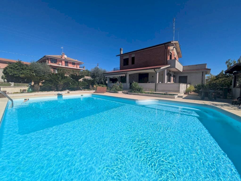 Piscina - Villa via Seneca, Genzano di Roma - foto 1