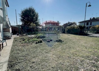 Giardino - Casa indipendente Via Roma
 
362, Stienta - foto 21