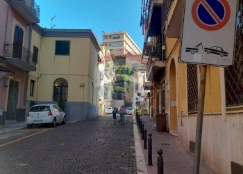 Edificio all\'aperto - Negozio Traversa III di Via Cappuccini, Pozzuoli - foto 13