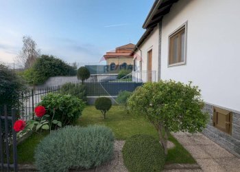 Giardino - Casa semi indipendente VIA LUIGI SOTTINI
 
8, Cressa - foto 4