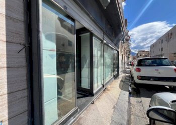 Edificio all\'aperto - Negozio Via Napoli
 
133, Napoli - foto 1