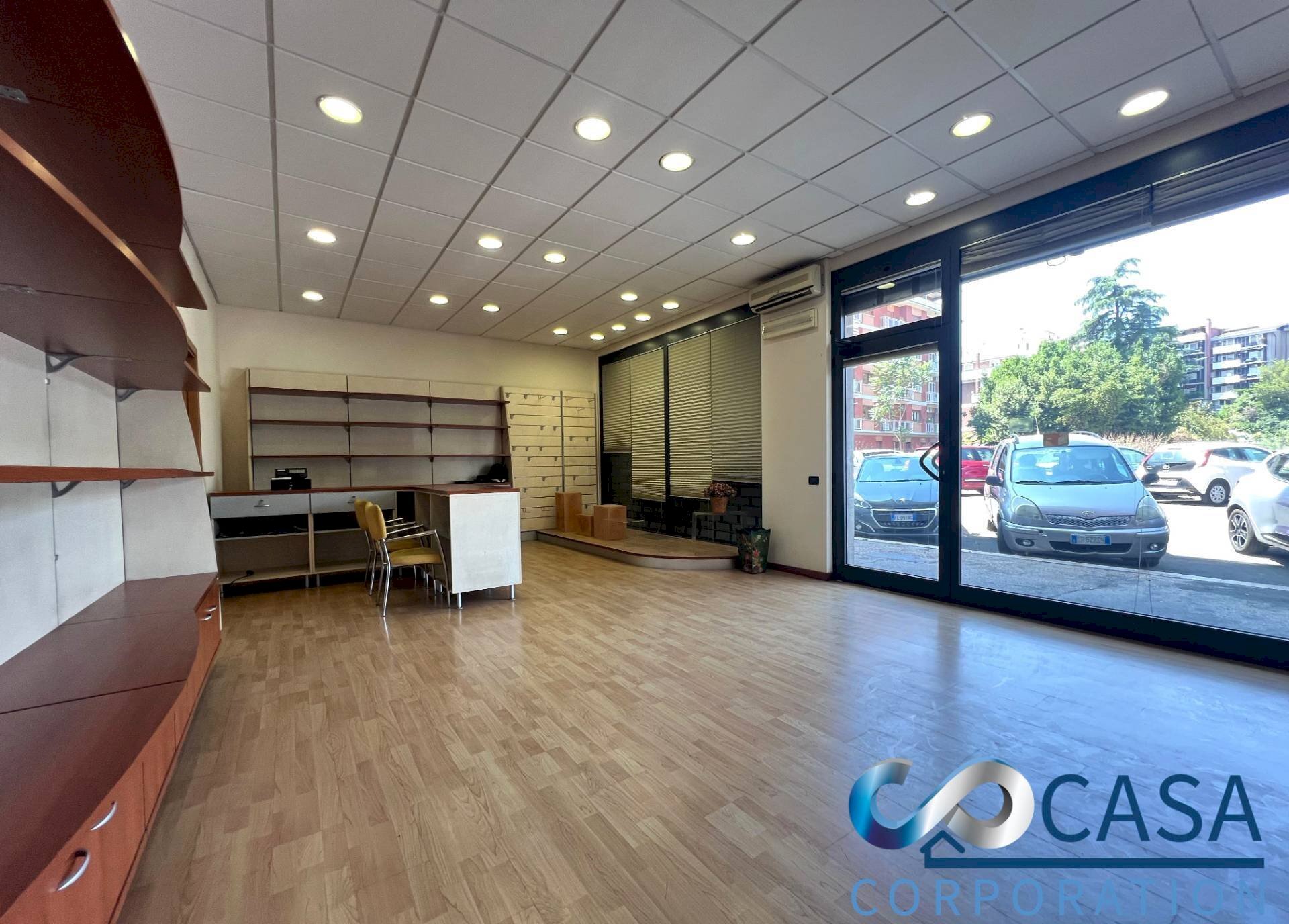 Foto 1 - Locale Commerciale Via Jacopo Sannazzaro
 
76, Roma - foto 1