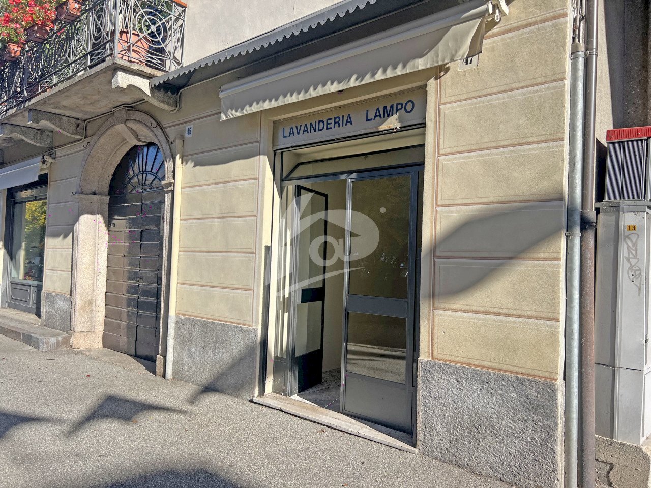 vetrina - Commercial Premises Via Labiena 47, Laveno-Mombello - photo 3