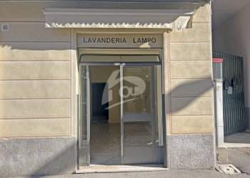 vetrina - Locale Commerciale Via Labiena 47, Laveno-Mombello - foto 1