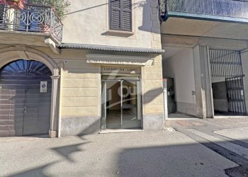 vetrina - Locale Commerciale Via Labiena 47, Laveno-Mombello - foto 2
