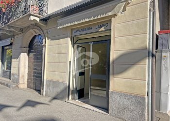 vetrina - Locale Commerciale Via Labiena 47, Laveno-Mombello - foto 3