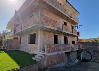 Casa indipendente Mondragone - foto 1