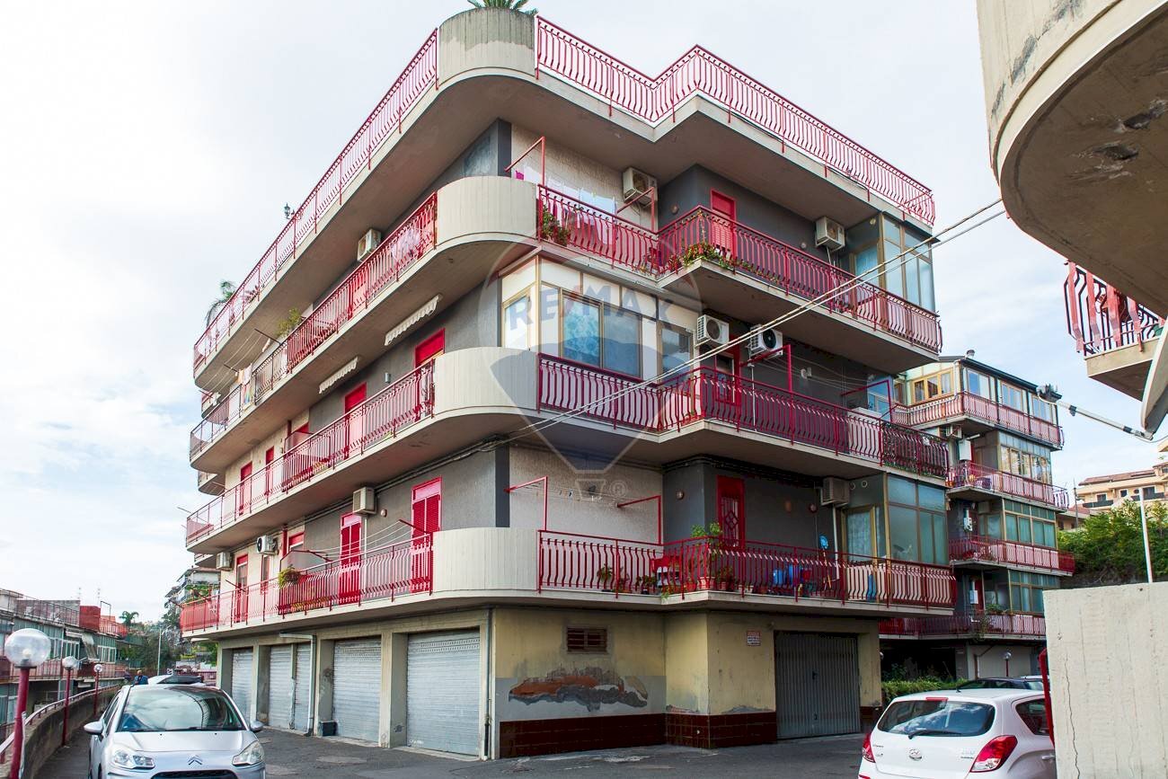 Edificio all\'aperto - Quadrilocale Via Michelangelo Buonarroti
 
13, Aci Catena - foto 3