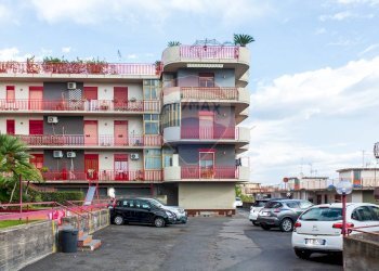 Edificio all\'aperto - Quadrilocale Via Michelangelo Buonarroti
 
13, Aci Catena - foto 2