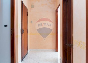 Hall / corridoio - Quadrilocale Via Michelangelo Buonarroti
 
13, Aci Catena - foto 20