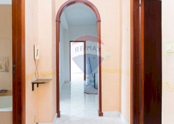 Hall / corridoio - Quadrilocale Via Michelangelo Buonarroti
 
13, Aci Catena - foto 21