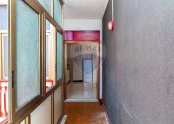 Hall / corridoio - Quadrilocale Via Michelangelo Buonarroti
 
13, Aci Catena - foto 25