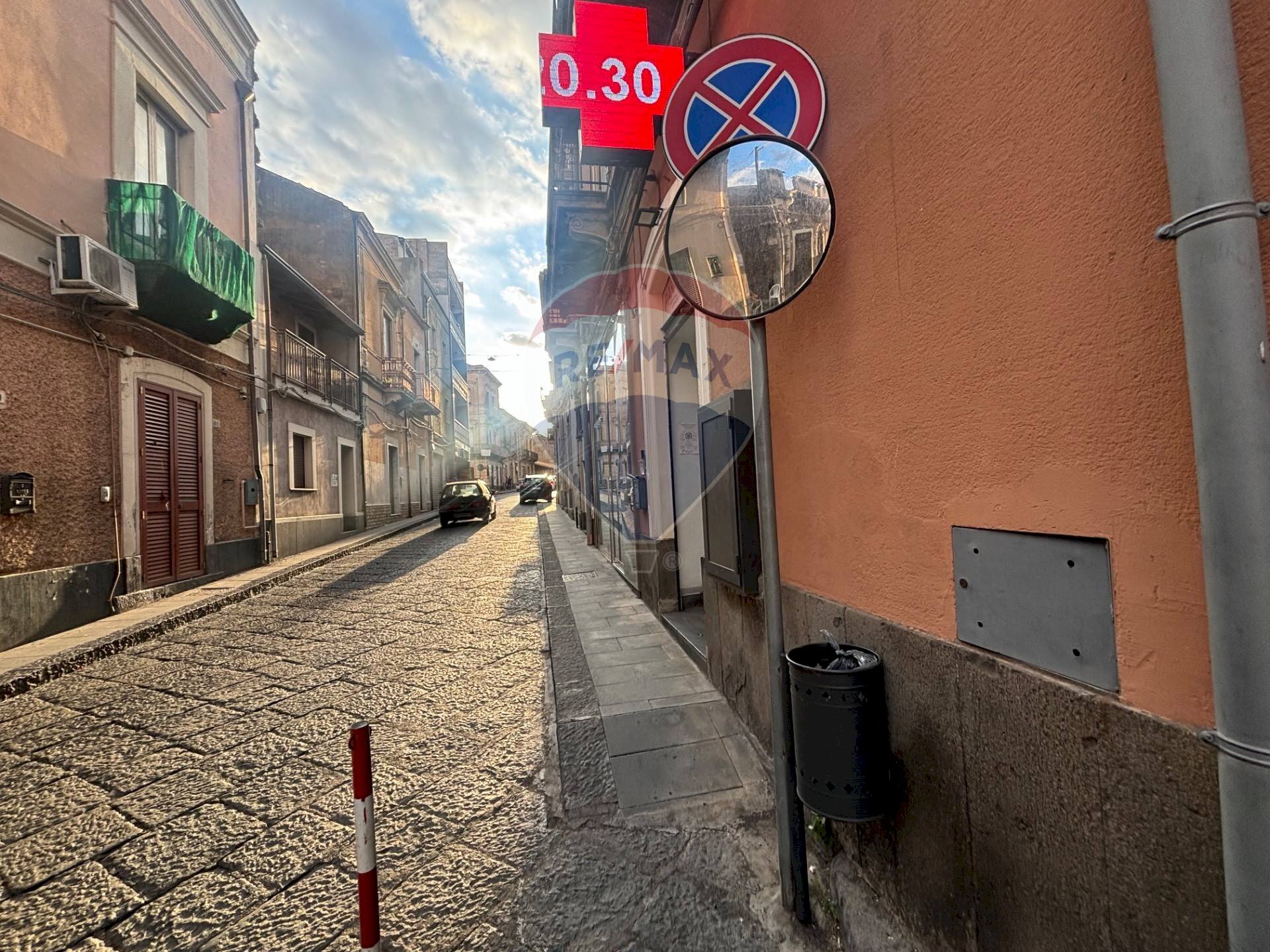 Edificio all\'aperto - Negozio vittorio emanuele
 
235, Santa Maria di Licodia - foto 3