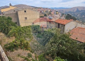 Vista delle montagne - Casa semi indipendente Via Bandiera
 
72/73, Capizzi - foto 2