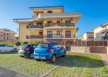 Edificio all\'aperto - Trilocale Motta Sant'Anastasia - foto 1