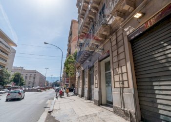 Edificio all\'aperto - Negozio Via Goethe
 
6-8-10, Palermo - foto 3