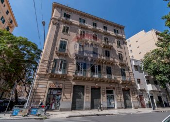 Edificio all\'aperto - Negozio Via Goethe
 
18, Palermo - foto 2