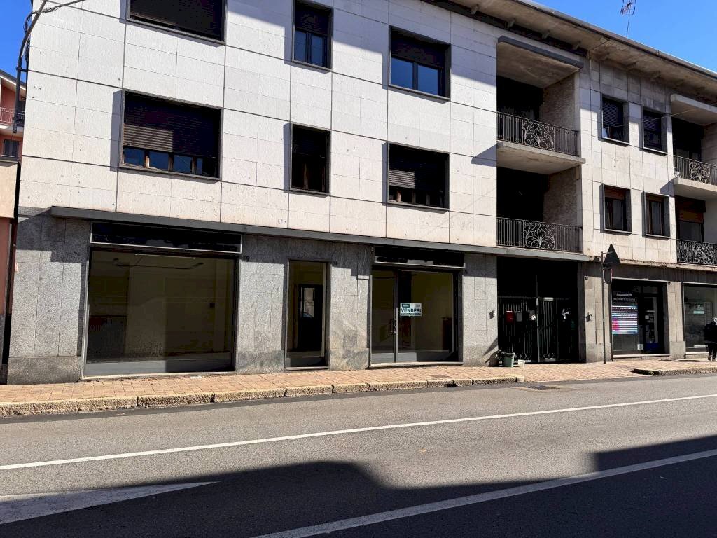 Facciata - Negozio corso Sempione, 74, Borgomanero - foto 1