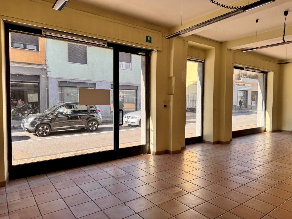 Interno non residenziale - Negozio corso Sempione, 74, Borgomanero - foto 2