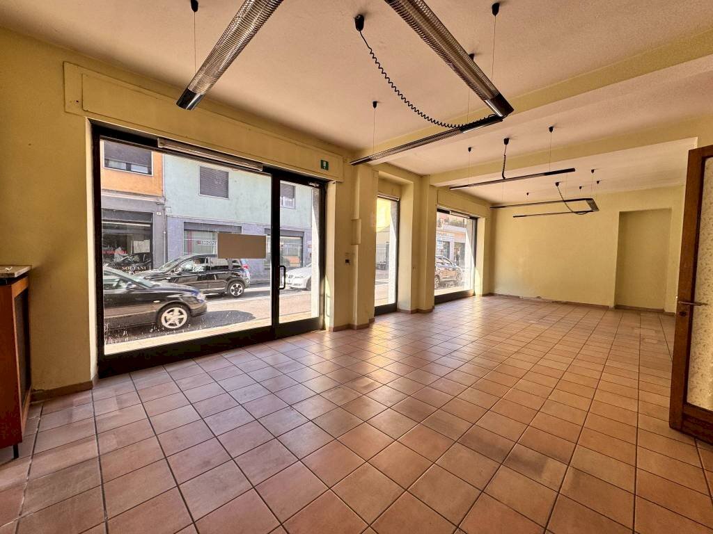 Interno non residenziale - Negozio corso Sempione, 74, Borgomanero - foto 3
