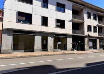 Facciata - Negozio corso Sempione, 74, Borgomanero - foto 1