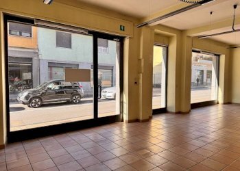 Interno non residenziale - Negozio corso Sempione, 74, Borgomanero - foto 2