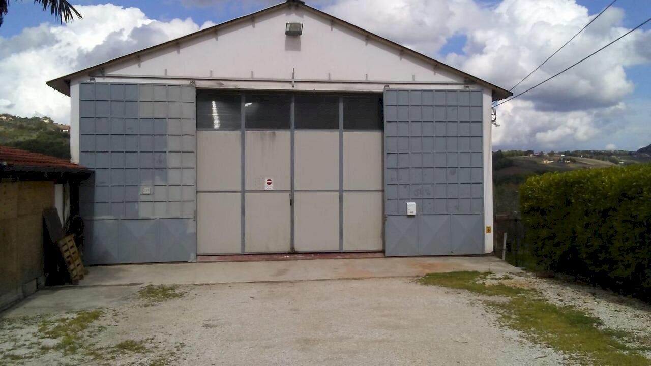 PHOTO-2025-10-28-13-12-58 3.jpg - Locale Commerciale Viale Maiella 23/A, Casacanditella - foto 2