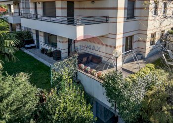 Edificio all\'aperto - Trilocale Via Fabio Filzi
 
1, Laveno-Mombello - foto 1