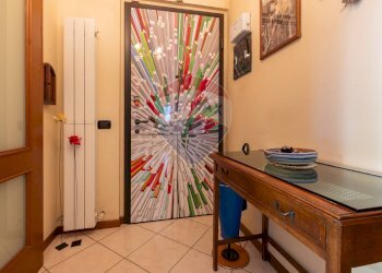 Hall / corridoio - Trilocale Via Fabio Filzi
 
1, Laveno-Mombello - foto 8