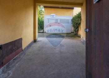 Ingresso cortile carrabile - Casa indipendente Via G. Crosti
 
4, Cairate - foto 4