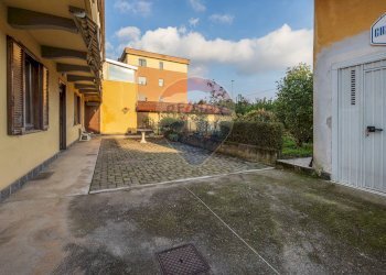 Cortile interno - Casa indipendente Via G. Crosti
 
4, Cairate - foto 5