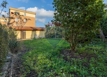 Giardino cortilizio - Casa indipendente Via G. Crosti
 
4, Cairate - foto 6