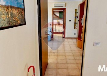 Hall / corridoio - Trilocale via Giuseppe Garibaldi
 
18, Casarile - foto 9