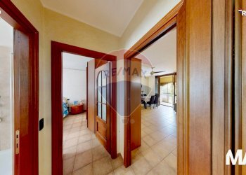 Hall / corridoio - Trilocale via Giuseppe Garibaldi
 
18, Casarile - foto 40