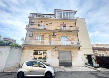 Facciata - Shop via Cassiano Beligatti, Roma - photo 1