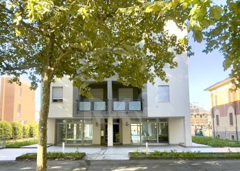 LOCALE COMMERCIALE (31).jpg - Locale Commerciale Viale Cinque Martiri 12, Mirandola - foto 1