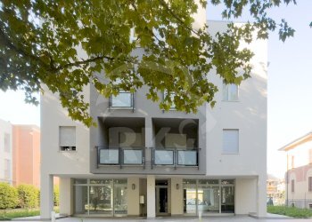 LOCALE COMMERCIALE (12).JPG - Locale Commerciale Viale Cinque Martiri 12, Mirandola - foto 2