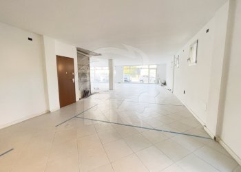 LOCALE COMMERCIALE (5).JPG - Locale Commerciale Viale Cinque Martiri 12, Mirandola - foto 9