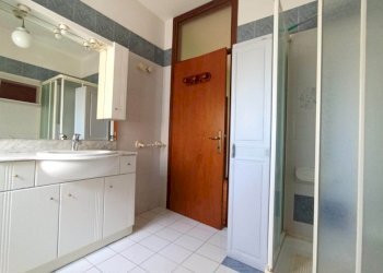 bagno con boxdoccia.png - Appartamento Verucchio - foto 16