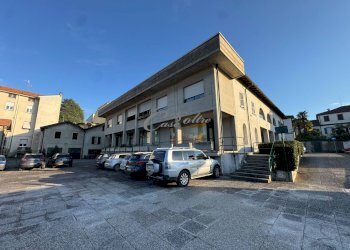 Foto 1 - Shop Via Don Luigi Meroni, Figino Serenza - photo 1