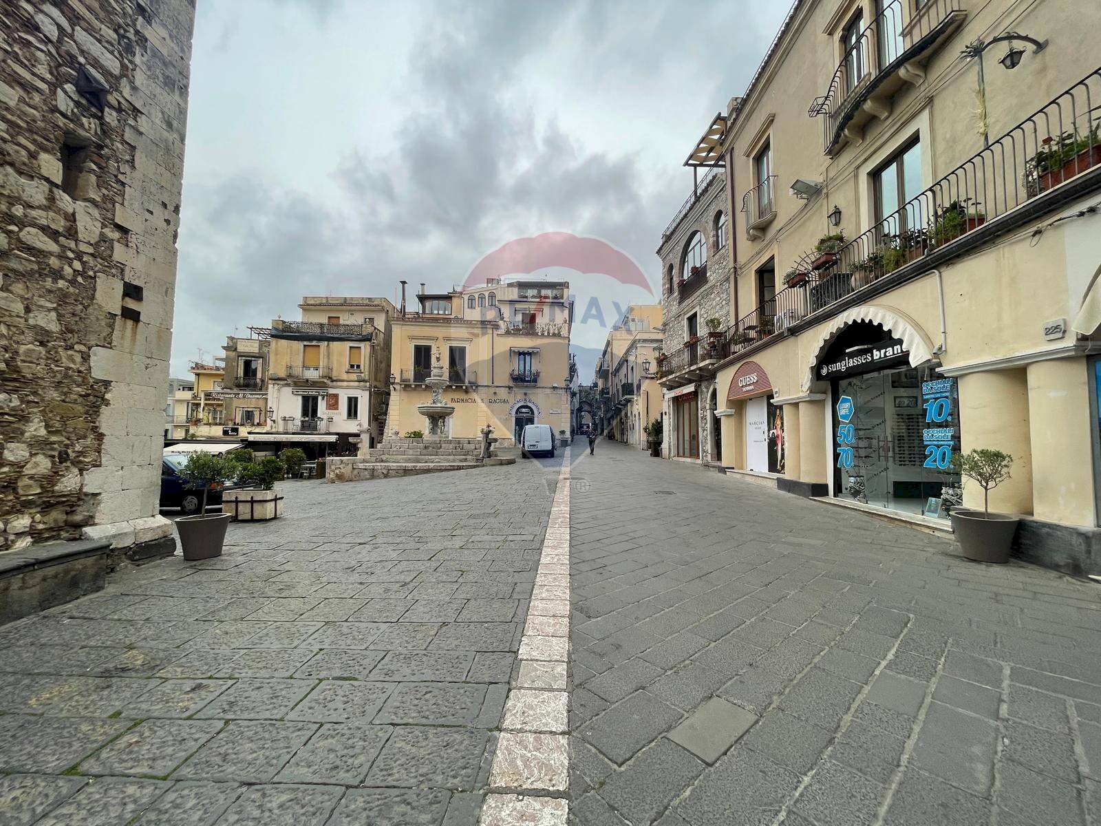 Edificio all\'aperto - Locale Commerciale corso umberto
 
227, Taormina - foto 1