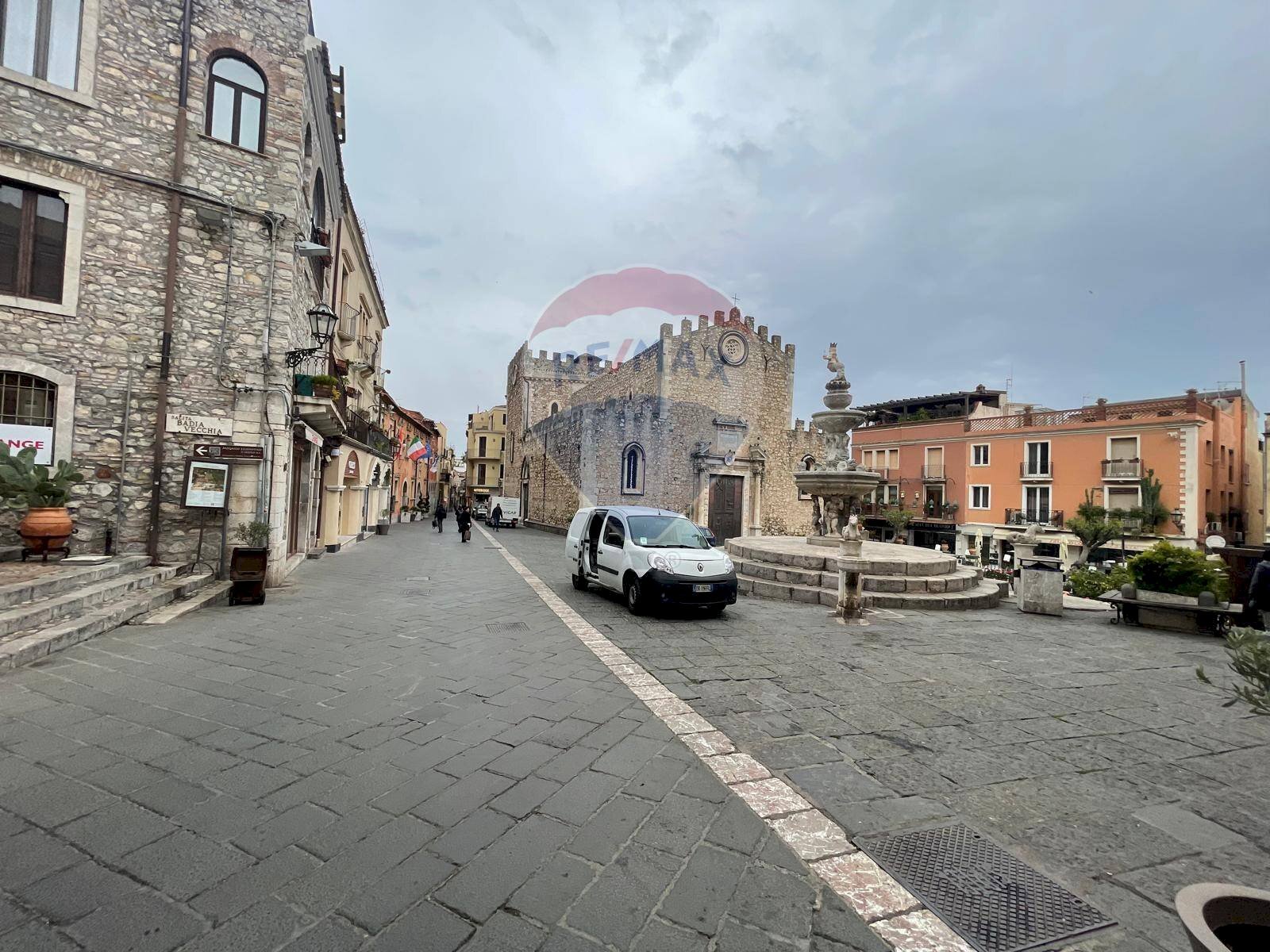 Edificio all\'aperto - Locale Commerciale corso umberto
 
227, Taormina - foto 2