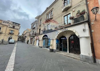 Edificio all\'aperto - Locale Commerciale corso umberto
 
227, Taormina - foto 3