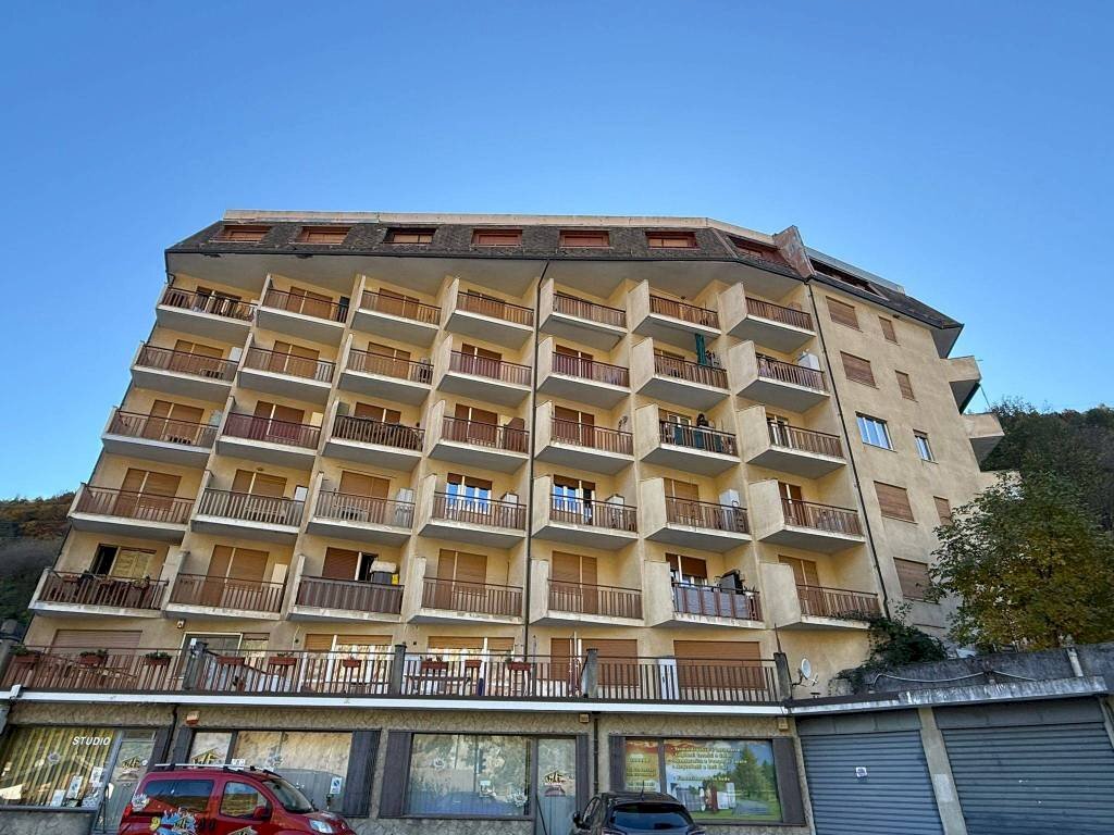 Facciata - Bilocale via Giuseppe Augusto Levis, 40, Chiomonte - foto 1