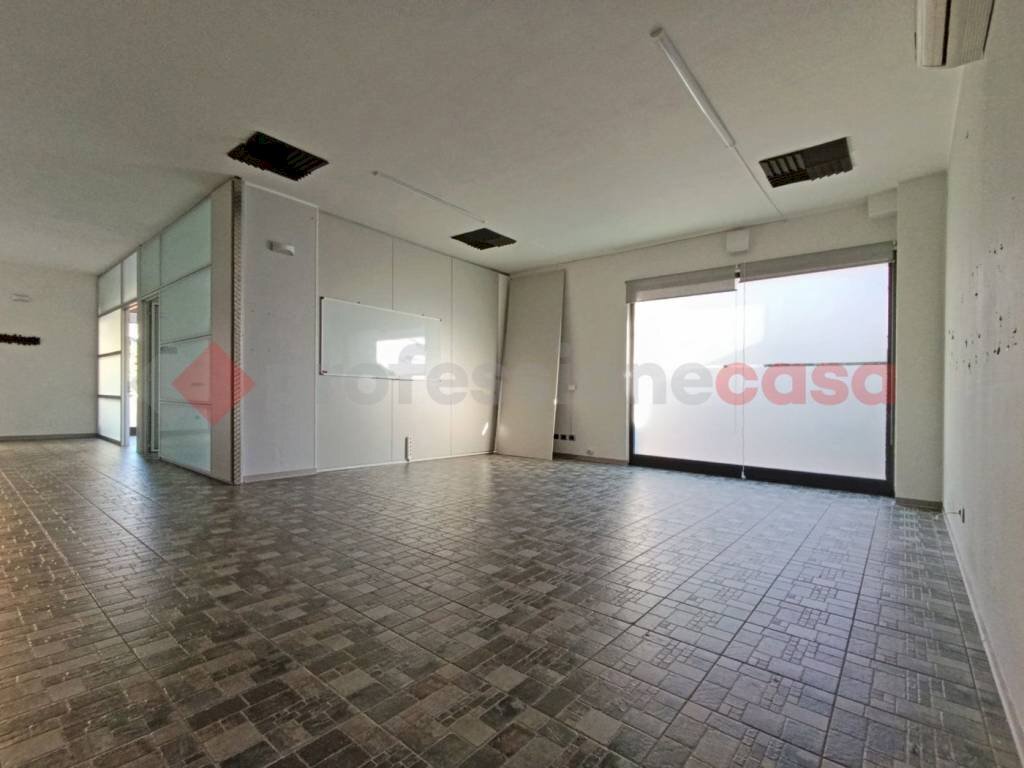 Interno non residenziale - Shop via Martiri della Libertà, Arona - photo 1