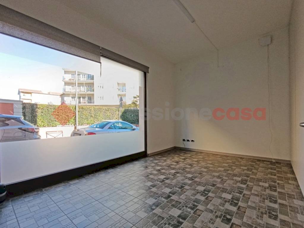 Interno non residenziale - Shop via Martiri della Libertà, Arona - photo 3