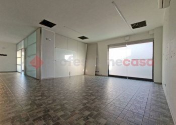 Interno non residenziale - Negozio via Martiri della Libertà, Arona - foto 1